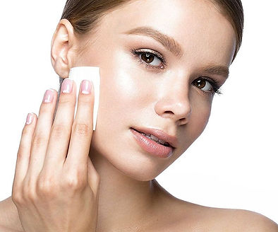 mulher limpando a pele